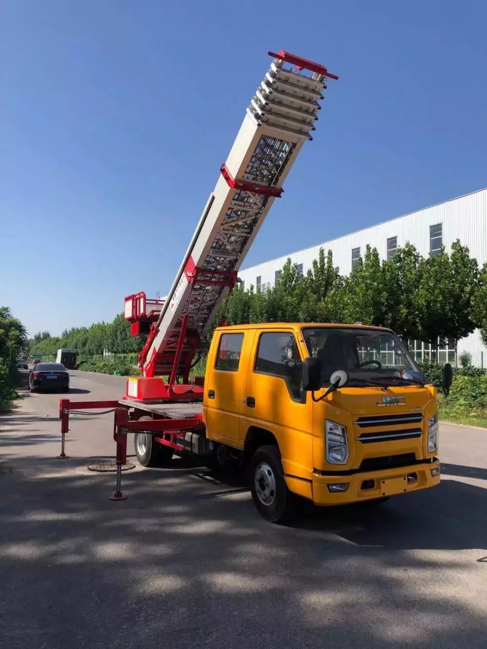 淄博张店附近的云梯车出租服务：轻松解决高空作业需求